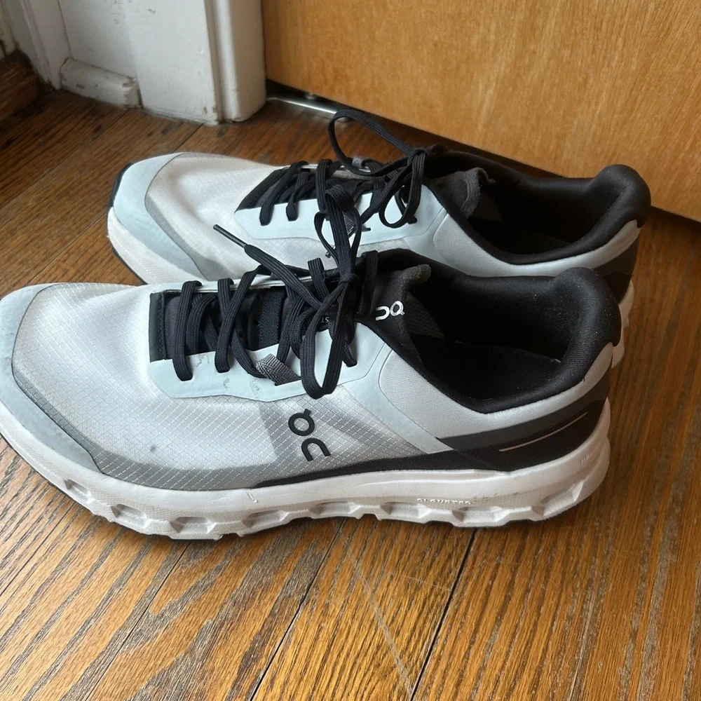 On Cloudvista 2 trail running sneakers in the Glacier/Eclipse (item 3) - Picture 3 of 6